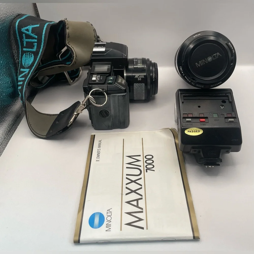 Minolta Maxxum 7000 AF 35mm SLR Camera Bundle